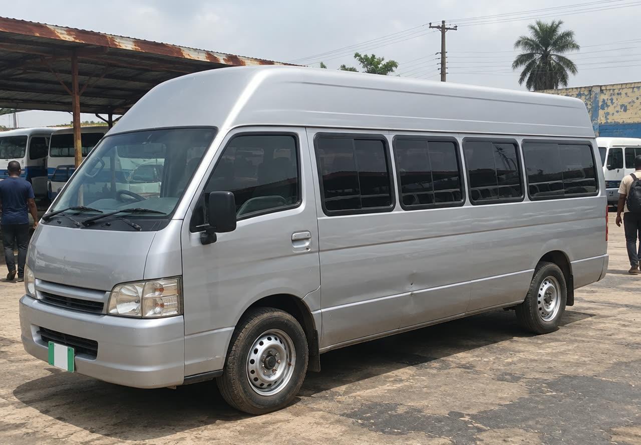 Hummer Bus, photograph 1 of 3
