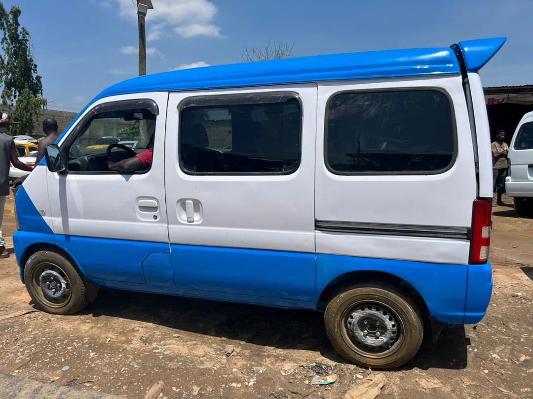 Suzuki Mini Bus, photograph 1 of 4